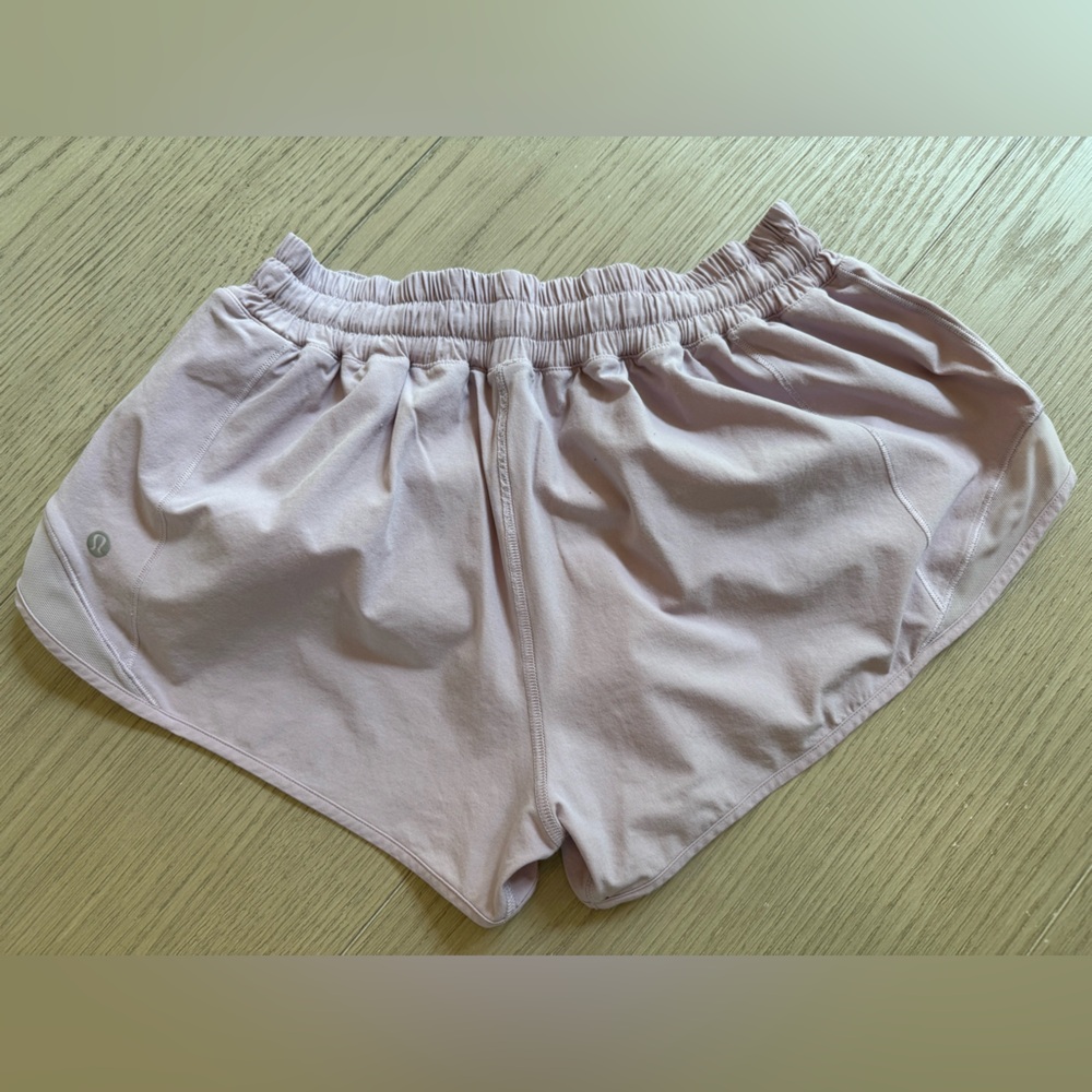 Lululemon 2.5 low rise hotty hot pale Pink Shorts size 8 - Picture 2 of 4